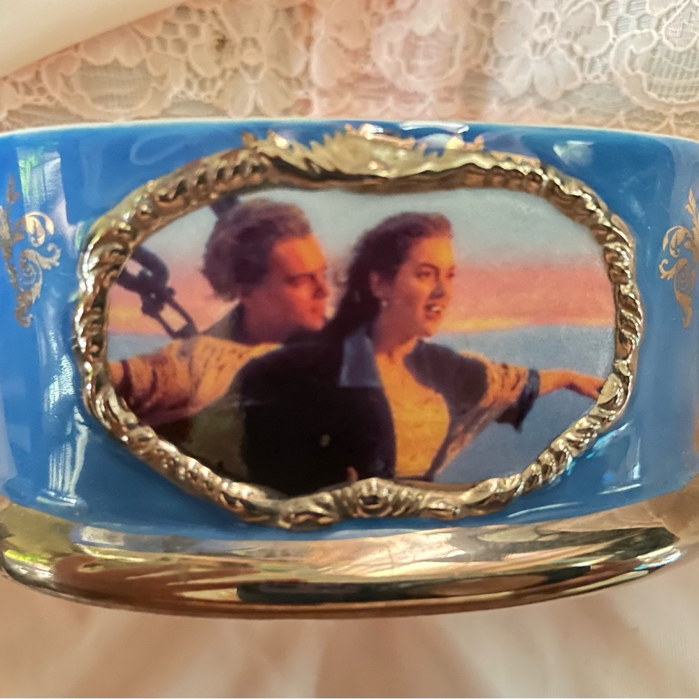Titanic HEART OF THE OCEAN porcelain music box